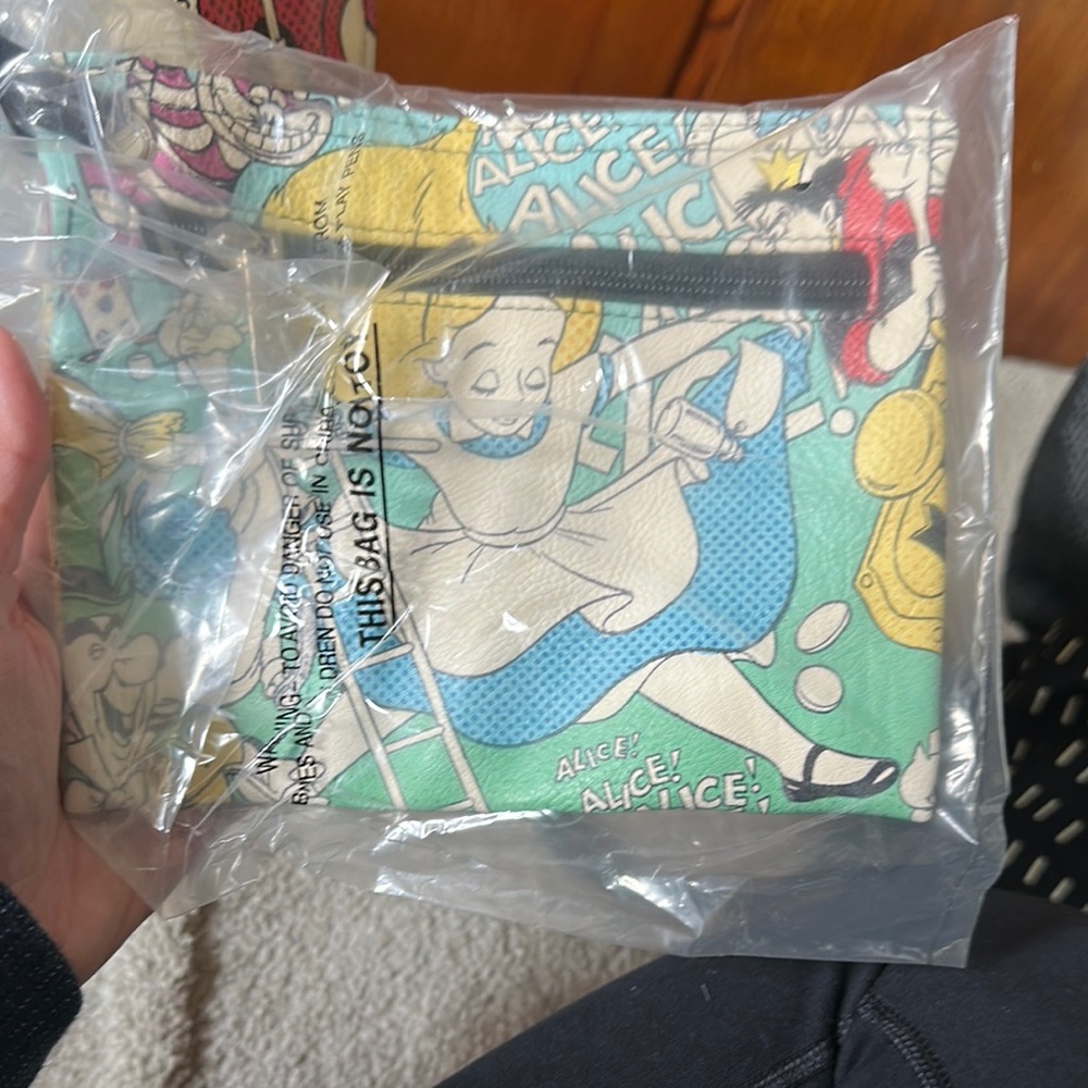 Lounge fly Disney Alice in Wonderland Tote Bag - Picture 6 of 8